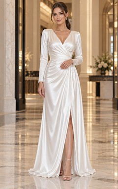 Robe de soirée blanche en satin fendue, à manches longues et col en V, froncée, à col V et à manches longues.