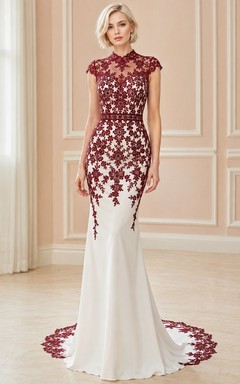 Elegantes Vintage-Brautkleid im Meerjungfrauen-/Trompetenstil mit burgunderfarbenem Muster und hohem Kragen, kurzen Ärmeln und Schleppe
