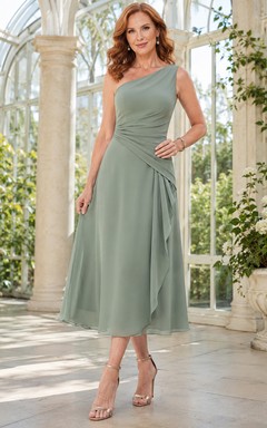 Romantisches, teelanges A-Linien-Chiffonkleid in Salbeigrün mit One-Shoulder-Ausschnitt und fließender Seitendrapierung für die Mutter der Braut