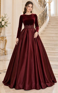 Robe de bal longue et sobre en velours satin bordeaux à manches longues