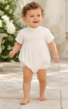 Elfenbeinfarbenes Taufkleid mit Stehkragen, gerafften Kurzarmärmeln für Jungen