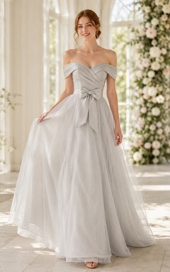 Robe de mariée romantique en tulle gris argenté à épaules dénudées, coupe trapèze et nœud dans le dos