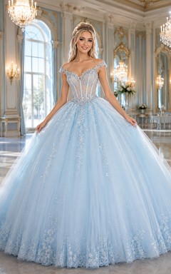Vestido de quinceañera azul cielo con apliques de tul y escote corazón