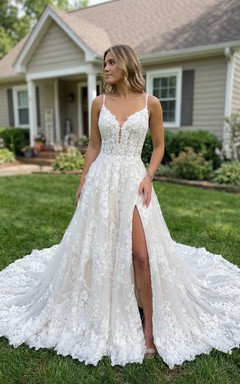 Hochgeschlitztes, florales Spitzenbrautkleid mit Spaghettiträgern, A-Linien-Schnitt und langer Schleppe