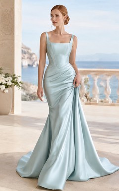 Robe de mariée sirène froncée à col carré en satin vert d'eau et traîne balayée