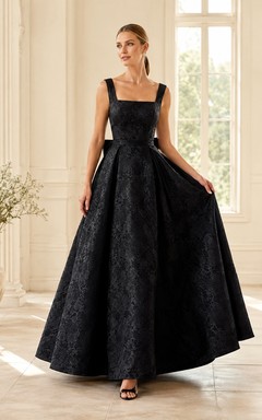 Vestido de gala negro de jacquard con escote cuadrado y tirantes, sin mangas