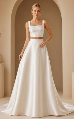 Robe de mariée deux pièces en satin, col carré, coupe trapèze et traîne