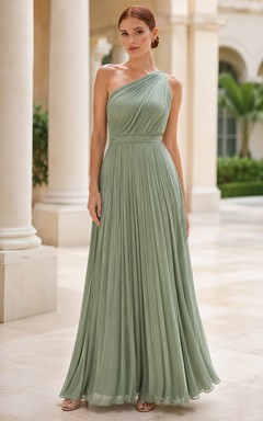 Robe de demoiselle d'honneur en mousseline sauge, coupe trapèze asymétrique, sans manches, plissée, longueur au sol.