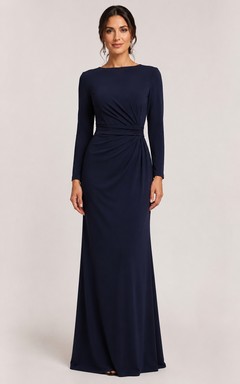 Robe de soirée bleu marine sobre à manches longues et décolleté bateau.