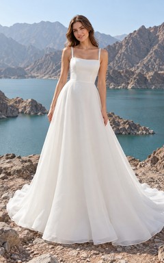 Vestido de novia sencillo de organza con tirantes finos y corte en A sin mangas
