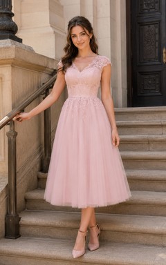 Vestido de novia midi de tul rosa suave con mangas cortas y encaje, estilo juzgado.