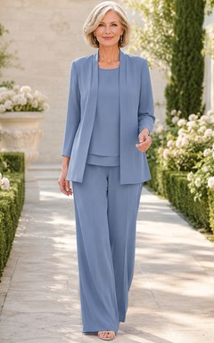 Stahlblauer, figurbetonter, dreiteiliger Hosenanzug für die Mutter der Braut: Blazer mit Rundhalsausschnitt, langen Ärmeln und offenem Schnitt, weite Hose.