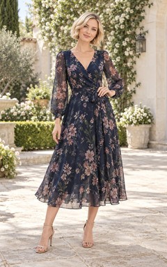 Vestido de invitada de manga larga, largo midi, color azul marino con estampado floral y escote en V.