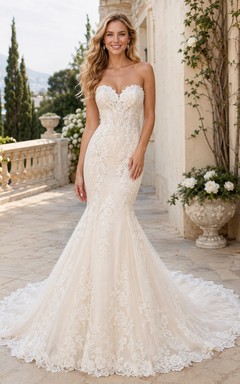 Robe de mariée sirène en tulle ornée de dentelle florale et sans bretelles, décolleté en cœur et traîne cathédrale