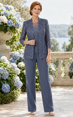 Schieferblauer, luxuriöser Dreiviertel-Hosenanzug mit Spitzenbesatz, weitem Bein, Muschelkanten und bodenlanger Hose – perfekt für die Mutter der Braut.