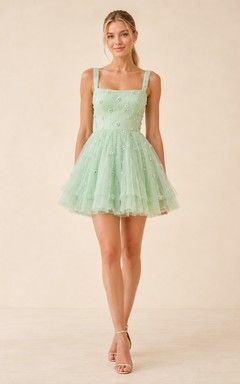 Mintfarbenes Tüll-Minikleid für den Homecoming-Ball mit zarten Perlenblüten und Stufenrock