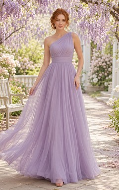 Robe de demoiselle d'honneur lavande asymétrique en tulle plissé, longue jusqu'au sol, coupe trapèze.