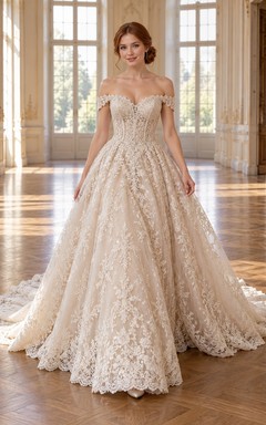 Robe de mariée champagne à épaules dénudées et décolleté cœur, en dentelle cordée