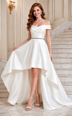 Robe de mariée élégante en satin, coupe trapèze asymétrique, épaules dénudées, manches courtes, décolleté portrait.
