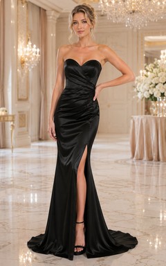 Schwarzes, trägerloses, elegantes Abendkleid aus Satin mit Meerjungfrauen-Ausschnitt und Schlitz.