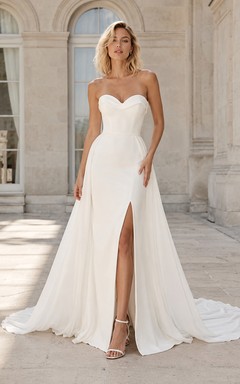 Robe de mariée classique en mousseline, bustier cœur, coupe trapèze, traîne chapelle, fendue sur le devant et dos nu