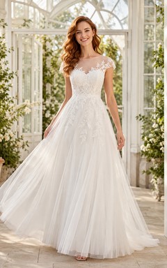 Robe de mariée romantique coupe A, décolleté bateau, dentelle illusion, manches courtes, style chapelle, idéale pour un jardin.