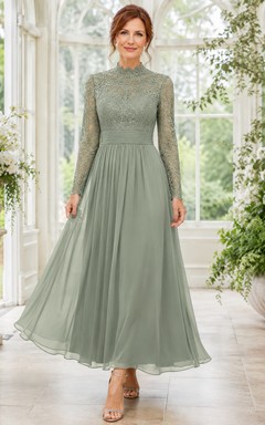Romantisches, elegantes, hochgeschlossenes Chiffonkleid in Teelänge mit langen Ärmeln, Spitzenoberteil und wadenlangem Rock in Salbeigrün – ideal für die Mutter der Braut.