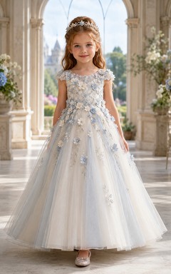 Robe de demoiselle d'honneur bleu acier, col montant, manches courtes, application florale, tulle, coupe trapèze, longueur au sol