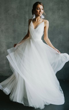 Fließendes, ärmelloses Brautkleid aus Tüll mit gekreuzten Trägern im Empire-Stil, tiefem V-Ausschnitt und drapiertem Rock