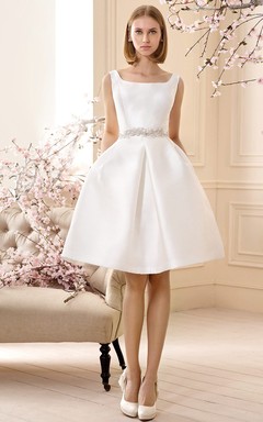 Vestido de novia corto de satén con escote cuadrado, sin mangas, con pedrería y corte en A