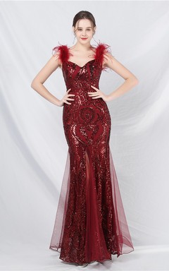 Robe longue haut de gamme en maille à sequins et plumes d'autruche.