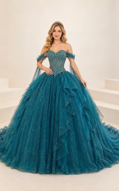 Schulterfreies Ballkleid aus Tüll mit Perlenbesatz und kaskadenförmiger Kathedralenschleppe – Quinceañera-Kleid