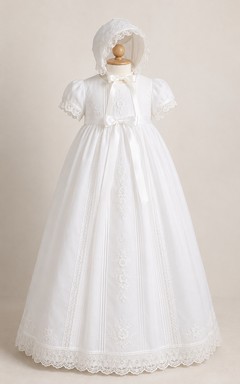 Robe de baptême pour bébé, style princesse vintage et pudique, manches courtes, en tulle et dentelle, traîne au sol et bonnet assorti, blanche.