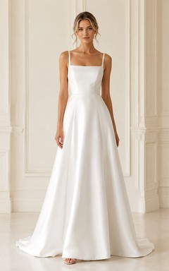 Robe de mariée longue en satin à fines bretelles, col carré et décolleté en V plongeant, fermeture éclair.