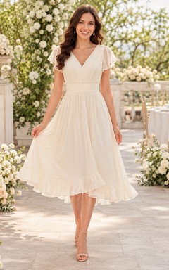 Romantisches Verlobungskleid aus cremefarbenem Chiffon mit V-Ausschnitt, flatternden Ärmeln und A-Linien-Schnitt in Teelänge