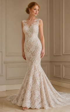 Vestido de novia de encaje con escote en V profundo y cola de capilla, estilo sirena sexy.