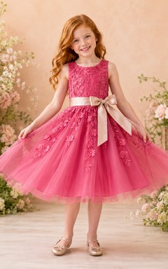 Robe de demoiselle d'honneur en tulle fuchsia à appliqués floraux, coupe trapèze, longueur thé, ceinture amovible.