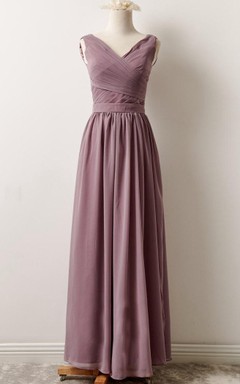 Kurzes langes Chiffonkleid mit V-Ausschnitt