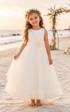 Vestido de niña de flores de satén color marfil, corte en A, sin mangas, cuello joya, largo midi, detalle de lazo