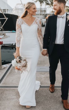 Schlichtes, elegantes Brautkleid mit V-Ausschnitt, Spitze, Satinschleppe, langen Ärmeln und tiefem V-Ausschnitt am Rücken