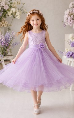 Robe de demoiselle d'honneur mi-longue à ceinture, sans manches, en tulle à sequins lavande, coupe trapèze, longueur thé, avec ceinture.
