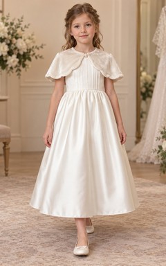 Schlichtes, teelanges, elfenbeinfarbenes Capelet mit Muschelsaum und Abnähern aus Satin für Blumenmädchen