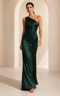 Vestido de noche de satén verde oscuro, corte recto, un solo hombro, sin mangas, fruncido, largo hasta el suelo.