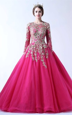 Vestido de gala de tul con mangas largas de encaje y escote joya en la espalda.