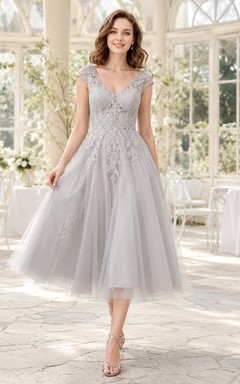 Robe de mariée mi-longue en tulle et dentelle gris argenté à bretelles rondes, style jardin