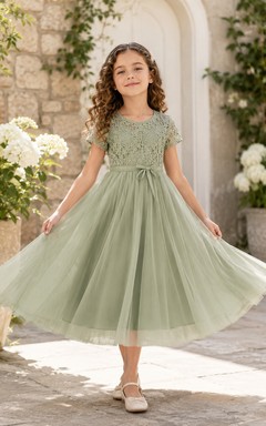 Vestido de jardín largo hasta la rodilla de tul con encaje de ganchillo color salvia y mangas cortas para niña.