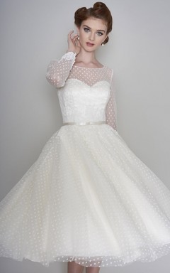 Vestido de novia vintage de tul con escote barco y corazón, manga larga y largo hasta la rodilla