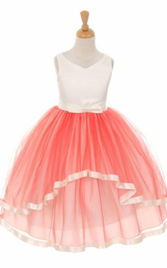 Teelanges, schulterfreies Blumenmädchenkleid aus Tüll und Satin mit Schärpe und Schleife