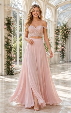 Vestido largo de dos piezas color rosa empolvado con top de encaje y falda de gasa suave.