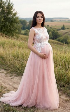 Robe de mariée de maternité en tulle rose avec corsage en dentelle illusion et traîne.